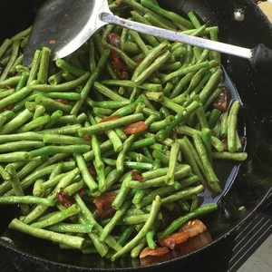 左利きの豆の役割の遅い火で覆われた鍋に沸騰の顔 家族の古い世代（顔を蒸発させる）からダウン3ボウルを食べる！ 練習法10 