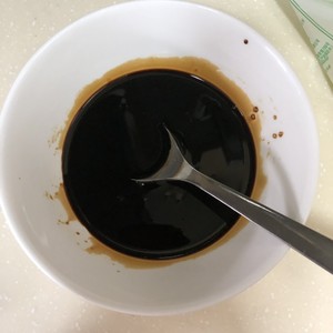 The practice measure of green oily noodles served with soy sauce 3
