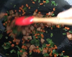 セロリの葉の要素のソーセージが食事を揚げる練習方法5