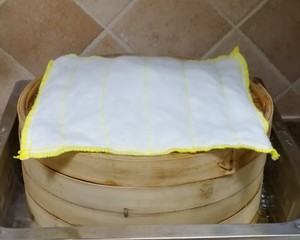 The practice measure that old range knife cuts a steamed bread 14