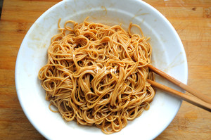 醤油を添えた緑色の油性麺には、みんなの心に緑色の油が入っています 顔は古典的なクイックワーカー10 