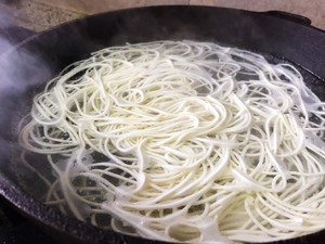 Pity Chen？醤油を添えた緑色の油性麺の実務的尺度13