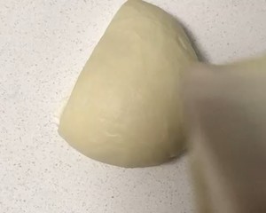 The hand kneads small calf horn to wrap (milk biscuit recipe) practice measure 8
