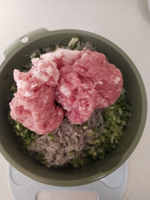 豆のでんぷんから作られたセロリ春雨の豚肉のゆで団子1