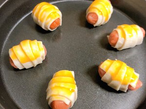 [the hand catchs cake sausage roll] practice measure 5