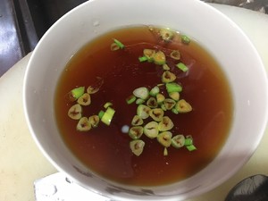 The practice measure of a bowl of noodles in a simple sauce 2