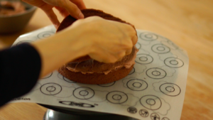 Chocolate cream cake / the operation gimmick of chocolate cream. / " Qi Feng reachs his to derive " bake video cake piece the practice measure of 2 14
