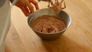 Chocolate cream cake / the operation gimmick of chocolate cream. / " Qi Feng reachs his to derive " bake video cake piece the practice measure of 2 12