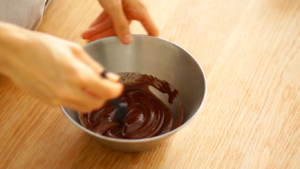 Chocolate cream cake / the operation gimmick of chocolate cream. / " Qi Feng reachs his to derive " bake video cake piece the practice measure of 2 5