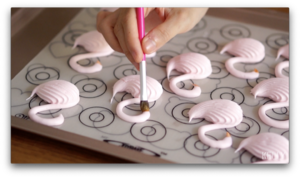 ピンクの魅惑的なフラミンゴ/豚焼きのビデオ：馬術美questのキャンディーの練習法18  