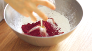The cake of light Kagong velvet that need not wipe a face / low card recipe + decorate doohickey + the method that squeeze a flower / bake video cake piece 11 " beautiful type cake " practice measure 14