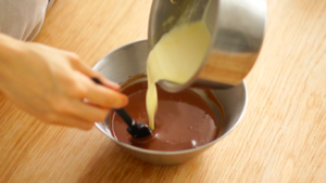 Chocolate cream cake / the operation gimmick of chocolate cream. / " Qi Feng reachs his to derive " bake video cake piece the practice measure of 2 9
