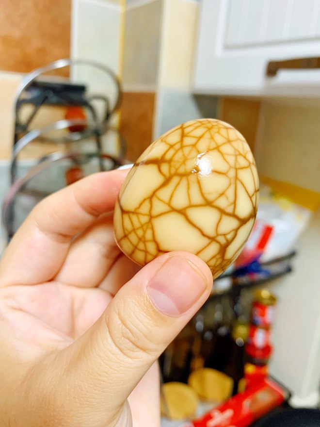 「麺のたれとして使用される茶玉子の濃厚なグレービーのおいしい卵を超える」にがりの卵を柔らかい卵黄で加える方法の実践