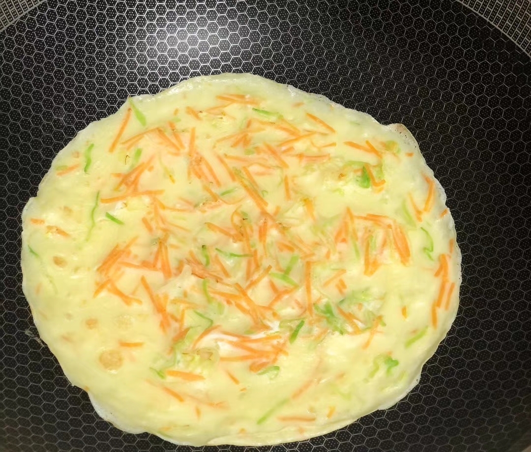 キビの小麦粉で作られたニンジン卵の薄いパンケーキの練習、おいしい方法