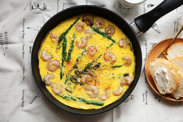 
The practice of cake of egg of breakfast of asparagus shelled fresh shrimps, how to do delicious