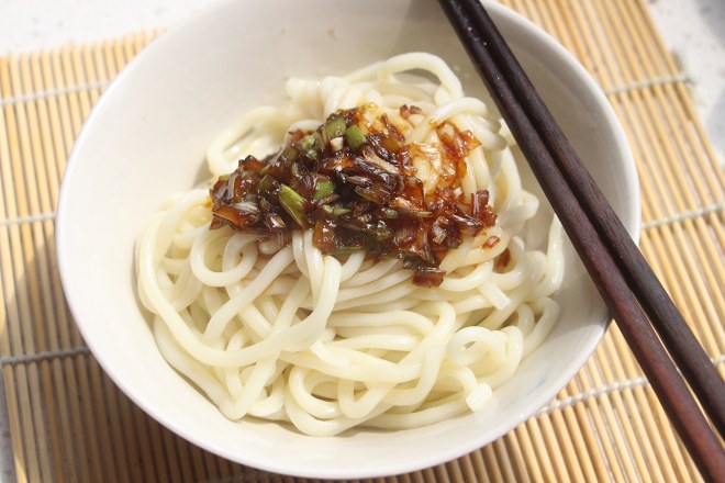 醤油を添えた緑の油っぽい麺-5分の朝食の練習