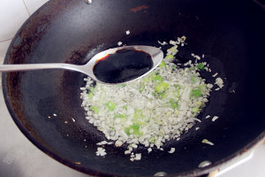 Green oily noodles served with soy sauce -- the practice measure of 5 minutes of breakfast 3