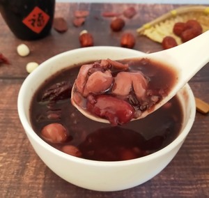 The practice measure of congee of lotus seed of violet potato black rice 10