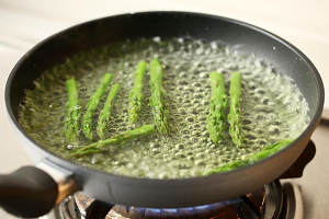 The practice measure of cake of egg of breakfast of asparagus shelled fresh shrimps 2