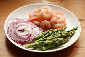 The practice measure of cake of egg of breakfast of asparagus shelled fresh shrimps 1