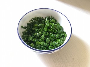 The practice measure of steamed twisted roll of steamed bread of chopped green onion 1