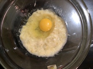 The practice measure of muffin of banana of small white edition 2