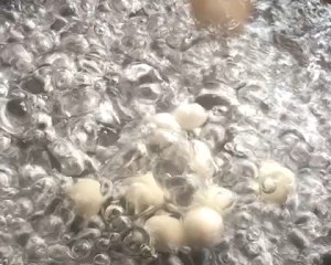 The practice measure of a round mass of food of brown sugar polished glutinous rice 4