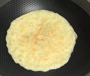 「キビ粉で作ったにんじん卵の薄いパンケーキの練習法3」