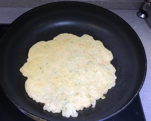 The practice measure of cake of chopped green onion of fast breakfast egg 3