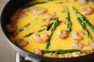 The practice measure of cake of egg of breakfast of asparagus shelled fresh shrimps 6