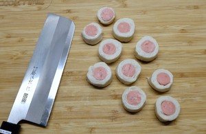 The hand catchs cake edition to wrap around the practice measure of Sa 5