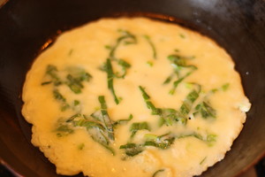 The practice measure of breakfast egg thin pancake made of millet flour 5