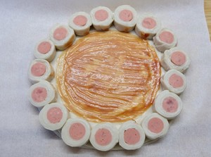 The hand catchs cake edition to wrap around the practice measure of Sa 9