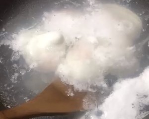 The practice measure of the water poached eggs that boil 4
