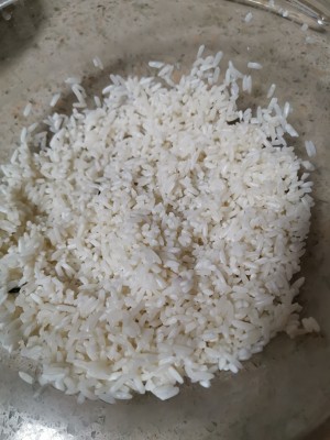 The practice measure of a round mass of food of breakfast polished glutinous rice 1