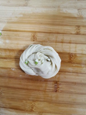 Hand of crisp chopped green onion catchs cake, the practice move that also can make in the home 10