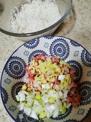 The practice measure of a round mass of food of breakfast polished glutinous rice 3
