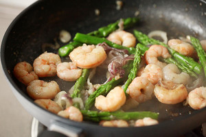 The practice measure of cake of egg of breakfast of asparagus shelled fresh shrimps 5