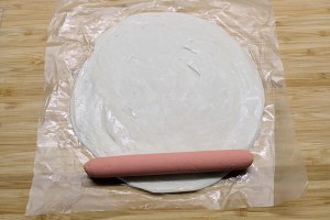The hand catchs cake edition to wrap around the practice measure of Sa 2