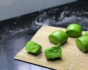  柔らかさに従う練習の動きは、ケーキのようなおいしいほうれん草の蒸しパン17 