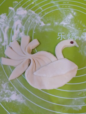 The practice measure of the swan of pattern steamed bread 6