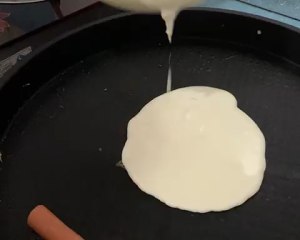 シンプルで簡単な朝食？キビ粉で作った卵の薄いパンケーキ4