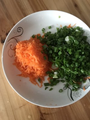 The practice measure of cake of egg of carrot chopped green onion 3