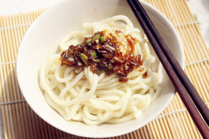 Green oily noodles served with soy sauce -- the practice measure of 5 minutes of breakfast 6