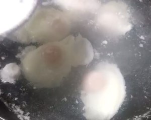The practice measure of the water poached eggs that boil 5