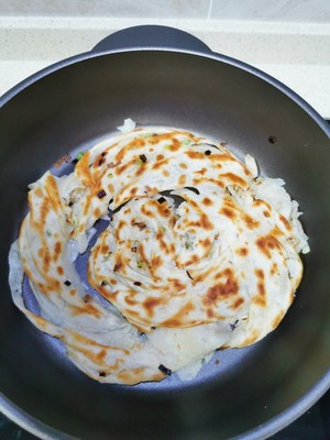 Hand of crisp chopped green onion catchs cake, the practice move that also can make in the home 14