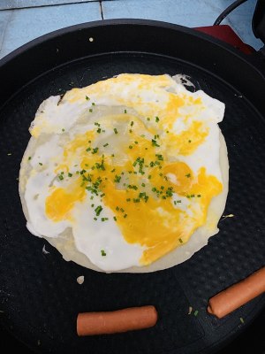 シンプルで簡単な朝食？キビ粉で作られた卵の薄いパンケーキ6