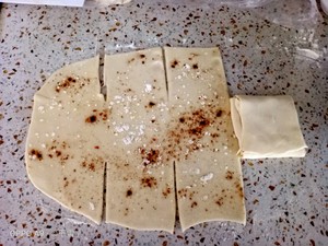 The practice measure of deep-fried dough cake of the daily life of a family 7