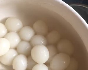 The practice measure of a round mass of food of brown sugar polished glutinous rice 5