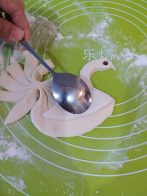 The practice measure of the swan of pattern steamed bread 7
